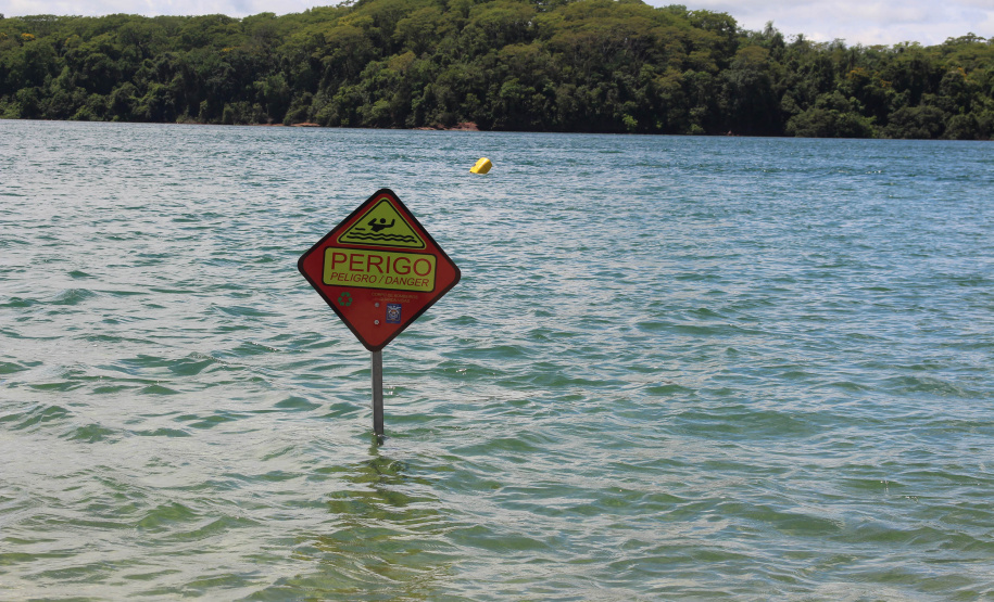 Agilidade no acionamento dos bombeiros faz a diferença no resultado do atendimento a afogamento.- Além de agilidade no acionamento do 193 do Corpo de Bombeiros, é importante que os banhistas atentem-se às bandeiras de orientação dispostas na areia, que servem para alertar as pessoas sobre as condições da água e do clima, além dos riscos, a fim de evitar afogamentos.    -  Curitiba, 06/09/2021  -  Foto: SESP-PR