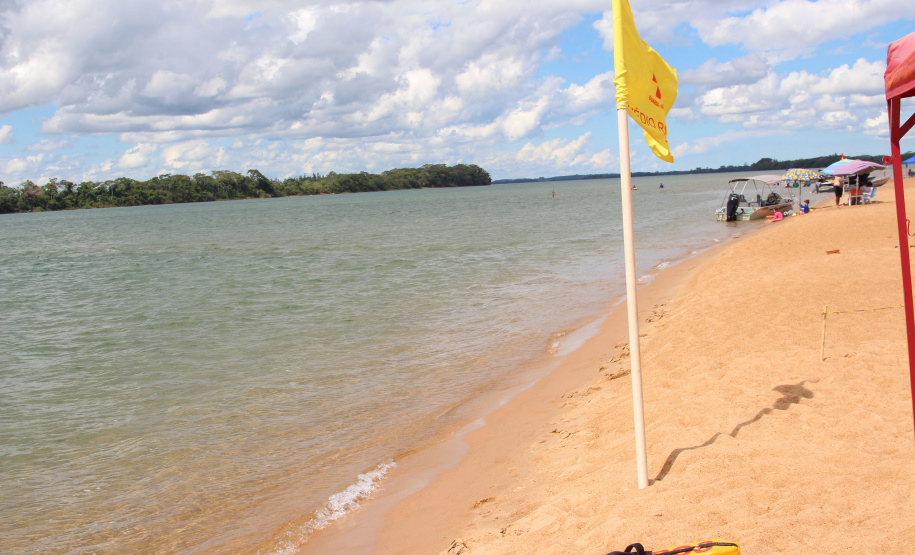 Agilidade no acionamento dos bombeiros faz a diferença no resultado do atendimento a afogamento.- Além de agilidade no acionamento do 193 do Corpo de Bombeiros, é importante que os banhistas atentem-se às bandeiras de orientação dispostas na areia, que servem para alertar as pessoas sobre as condições da água e do clima, além dos riscos, a fim de evitar afogamentos.    -  Curitiba, 06/09/2021  -  Foto: SESP-PR