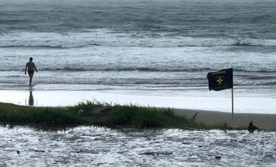 Agilidade no acionamento dos bombeiros faz a diferença no resultado do atendimento a afogamento.- Além de agilidade no acionamento do 193 do Corpo de Bombeiros, é importante que os banhistas atentem-se às bandeiras de orientação dispostas na areia, que servem para alertar as pessoas sobre as condições da água e do clima, além dos riscos, a fim de evitar afogamentos. - Curitiba, 06/09/2021 - Foto: SESP-PR