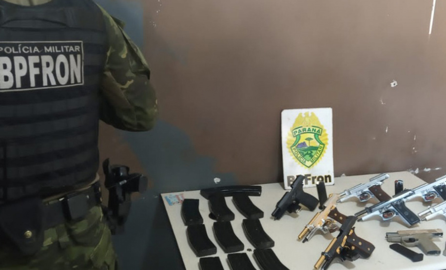 Oito pistolas e 22 carregadores são apreendidos pelo BPFron em ônibus de viagem no Oeste do estado  -  Curitiba, 06/09/2021  -  Foto: PMPR
