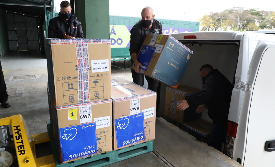 A Secretaria de Estado da Saúde recebeu nesta segunda-feira (6) mais 115.782 doses de vacinas contra a Covid-19. As doses da Pfizer/BioNTech desembarcaram no Aeroporto Internacional Afonso Pena, em São José dos Pinhais, às 15h30, no voo LA4791 e são referente à 53% da segunda dose (D2) da 28ª pauta.  -  Curitiba, 06/09/2021  -  Foto: Ari Dias/AEN