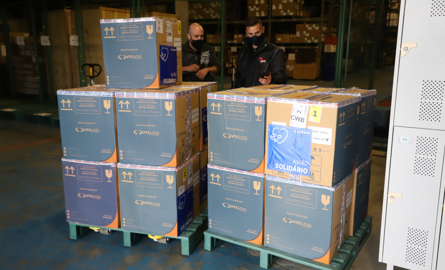 A Secretaria de Estado da Saúde recebeu nesta segunda-feira (6) mais 115.782 doses de vacinas contra a Covid-19. As doses da Pfizer/BioNTech desembarcaram no Aeroporto Internacional Afonso Pena, em São José dos Pinhais, às 15h30, no voo LA4791 e são referente à 53% da segunda dose (D2) da 28ª pauta.  -  Curitiba, 06/09/2021  -  Foto: Ari Dias/AEN