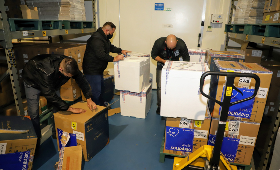 A Secretaria de Estado da Saúde recebeu nesta segunda-feira (6) mais 115.782 doses de vacinas contra a Covid-19. As doses da Pfizer/BioNTech desembarcaram no Aeroporto Internacional Afonso Pena, em São José dos Pinhais, às 15h30, no voo LA4791 e são referente à 53% da segunda dose (D2) da 28ª pauta.  -  Curitiba, 06/09/2021  -  Foto: Ari Dias/AEN