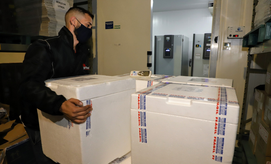 A Secretaria de Estado da Saúde recebeu nesta segunda-feira (6) mais 115.782 doses de vacinas contra a Covid-19. As doses da Pfizer/BioNTech desembarcaram no Aeroporto Internacional Afonso Pena, em São José dos Pinhais, às 15h30, no voo LA4791 e são referente à 53% da segunda dose (D2) da 28ª pauta.  -  Curitiba, 06/09/2021  -  Foto: Ari Dias/AEN