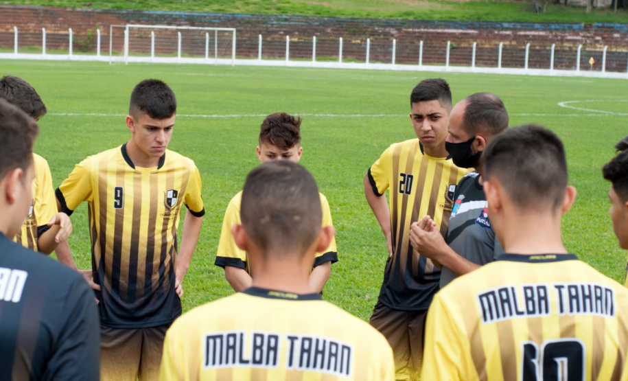 Encerrou no domingo (05), a etapa de abertura do Paraná Bom de Bola. A competição está debutando em 2021. Guaratuba, Carambeí, Cornélio Procópio, Florestópolis, Marialva, Umuarama, Goioerê, Planalto, Coronel Vivida, Guarapuava, Marechal Cândido Rondon e Jardim Alegre são as sedes. -  Foto: Assessoria de Imprensa dos Municípios