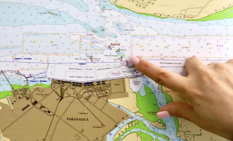 A Portos do Paraná deu o início nesta segunda-feira (6), por volta das 15h30, à obra de dragagem por derrocamento das Pedras das Palanganas. Após o acionamento dos equipamentos de segurança, incluindo a cortina de bolhas e o aviso sonoro, a primeira detonação ocorreu por volta das 17h30. -  Paranaguá, 06/09/2021 -  Foto: Claudio Neves/ Portos do Paraná