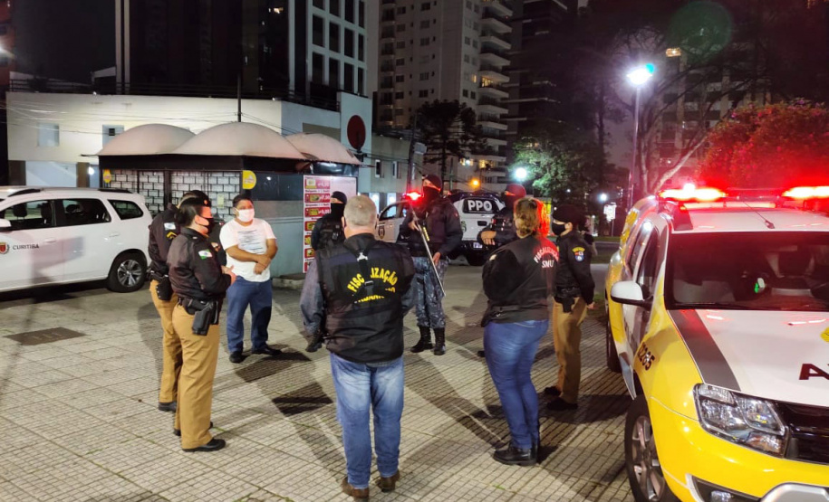 Quatro estabelecimentos comerciais foram interditados pelos integrantes da Ação Integrada de Fiscalização Urbana (AIFU) entre a noite de segunda-feira (06/09) e a madrugada desta terça-feira (07/09), em Curitiba.  -  Curitiba, 07/09/2021  -  Foto: SESP-PR