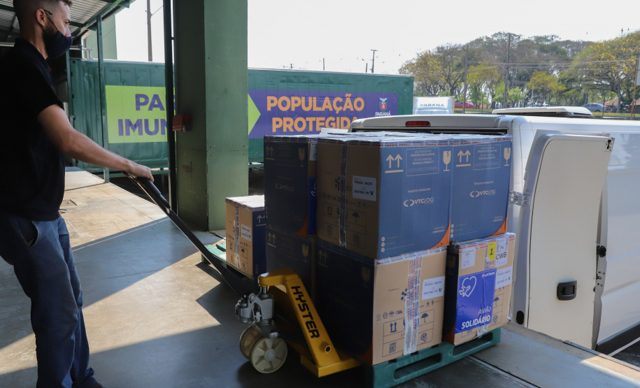 Chegada Vacina 156.828 imunizantes da Pfizer/BioNTech chegam no Centro de Medicamentos do Paraná (Cemepar), em Curitiba, na tarde desta quarta-feira (8). Foto: Geraldo Bubniak/AEN
