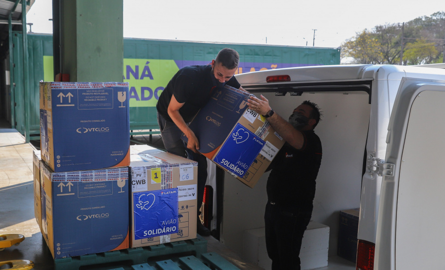 Chegada Vacina 156.828 imunizantes da Pfizer/BioNTech chegam no Centro de Medicamentos do Paraná (Cemepar), em Curitiba, na tarde desta quarta-feira (8). Foto: Geraldo Bubniak/AEN