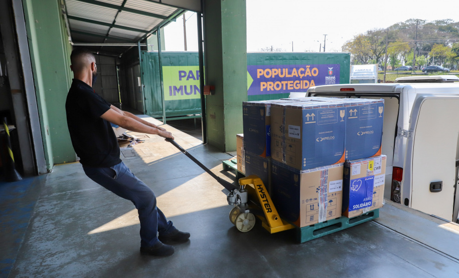Chegada Vacina 156.828 imunizantes da Pfizer/BioNTech chegam no Centro de Medicamentos do Paraná (Cemepar), em Curitiba, na tarde desta quarta-feira (8). Foto: Geraldo Bubniak/AEN