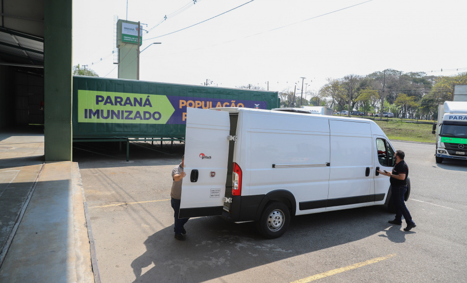 Chegada Vacina 156.828 imunizantes da Pfizer/BioNTech chegam no Centro de Medicamentos do Paraná (Cemepar), em Curitiba, na tarde desta quarta-feira (8). Foto: Geraldo Bubniak/AEN
