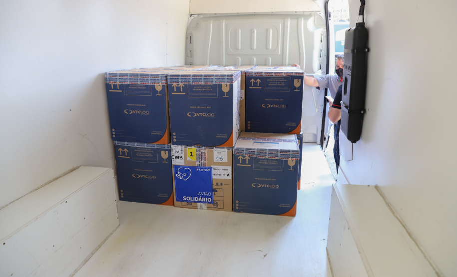 Chegada Vacina 156.828 imunizantes da Pfizer/BioNTech chegam no Centro de Medicamentos do Paraná (Cemepar), em Curitiba, na tarde desta quarta-feira (8). Foto: Geraldo Bubniak/AEN