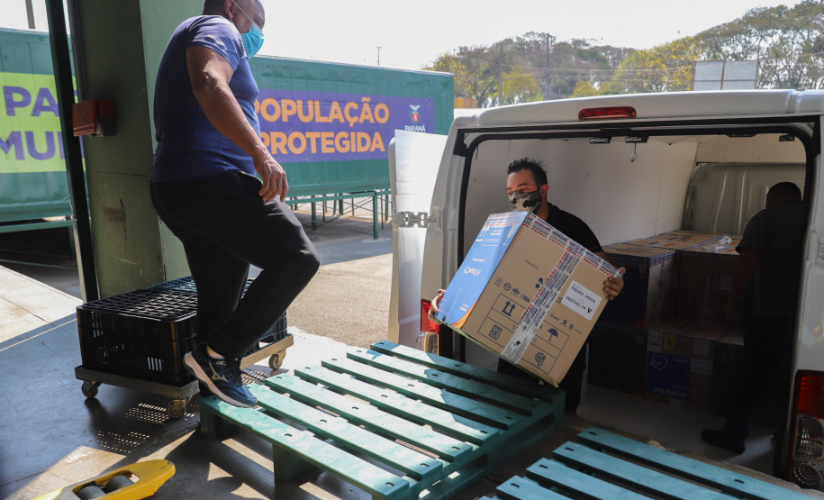 Chegada Vacina 156.828 imunizantes da Pfizer/BioNTech chegam no Centro de Medicamentos do Paraná (Cemepar), em Curitiba, na tarde desta quarta-feira (8). Foto: Geraldo Bubniak/AEN