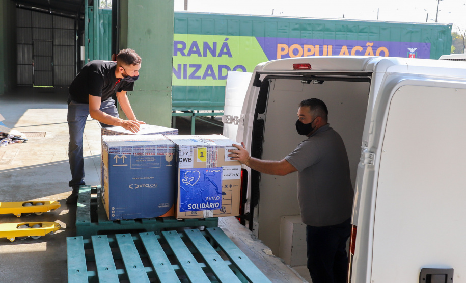 Chegada Vacina 156.828 imunizantes da Pfizer/BioNTech chegam no Centro de Medicamentos do Paraná (Cemepar), em Curitiba, na tarde desta quarta-feira (8). Foto: Geraldo Bubniak/AEN