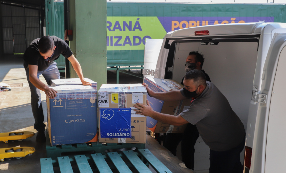 Chegada Vacina 156.828 imunizantes da Pfizer/BioNTech chegam no Centro de Medicamentos do Paraná (Cemepar), em Curitiba, na tarde desta quarta-feira (8). Foto: Geraldo Bubniak/AEN