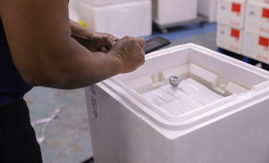Chegada Vacina 156.828 imunizantes da Pfizer/BioNTech chegam no Centro de Medicamentos do Paraná (Cemepar), em Curitiba, na tarde desta quarta-feira (8). Foto: Geraldo Bubniak/AEN
