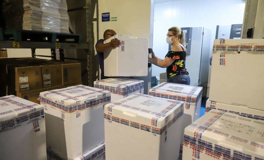 Chegada Vacina 156.828 imunizantes da Pfizer/BioNTech chegam no Centro de Medicamentos do Paraná (Cemepar), em Curitiba, na tarde desta quarta-feira (8). Foto: Geraldo Bubniak/AEN