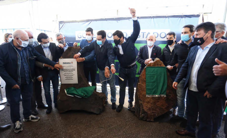 O governador Carlos Massa Ratinho Junior esteve nesta quinta-feira (9) em Palmas para o lançamento da pedra fundamental da pavimentação em concreto rígido de um trecho de 59,55 quilômetros da rodovia, além da implantação de 12,39 quilômetros de terceiras faixas.  - Palmas, 09/09/2021  -  Foto: José Fernando Ogura/AEN
