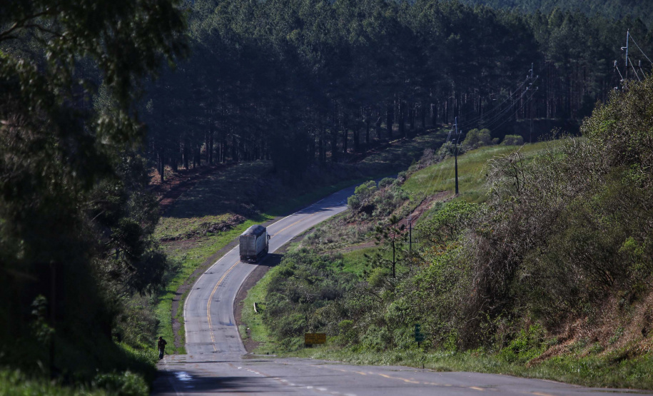 O governador Carlos Massa Ratinho Junior lança nesta quinta-feira (9) a pedra fundamental das obras de revitalização da PRC-280, no Sudoeste. Principal corredor logístico da região, a rodovia está sendo contemplada com duas grandes obras: a revitalização em concreto rígido de quase 60 quilômetros, inédita em uma via estadual, e implementação de 12 quilômetros de terceiras faixas em sete municípios. Foto: José Fernando Ogura/AEN