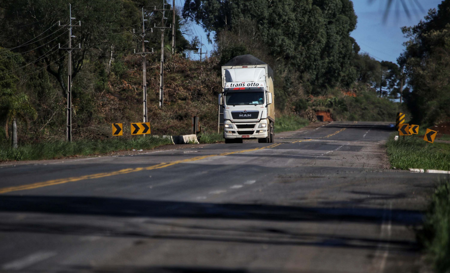 O governador Carlos Massa Ratinho Junior lança nesta quinta-feira (9) a pedra fundamental das obras de revitalização da PRC-280, no Sudoeste. Principal corredor logístico da região, a rodovia está sendo contemplada com duas grandes obras: a revitalização em concreto rígido de quase 60 quilômetros, inédita em uma via estadual, e implementação de 12 quilômetros de terceiras faixas em sete municípios. Foto: José Fernando Ogura/AEN