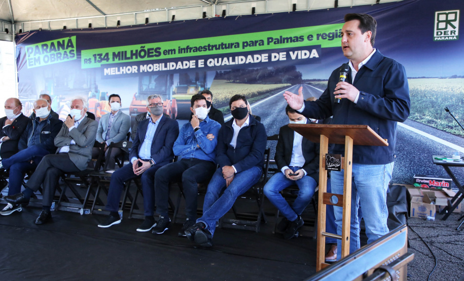 O governador Carlos Massa Ratinho Junior esteve nesta quinta-feira (9) em Palmas para o lançamento da pedra fundamental da pavimentação em concreto rígido de um trecho de 59,55 quilômetros da rodovia, além da implantação de 12,39 quilômetros de terceiras faixas.  - Palmas, 09/09/2021  -  Foto: José Fernando Ogura/AEN