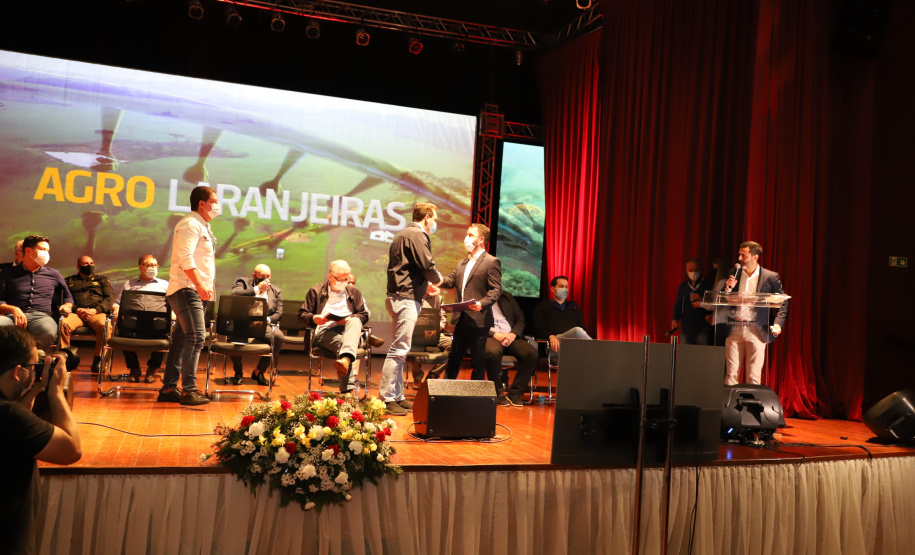 O governador Carlos Massa Ratinho Junior participou, nesta sexta-feira (10), do lançamento da Agro Laranjeiras, nova empresa de desmamados que fará um investimento inicial de R$ 377 milhões no Estado.  Laranjeiras do Sul, 10/09/2021  -  Foto: Ari Dias/AEN
