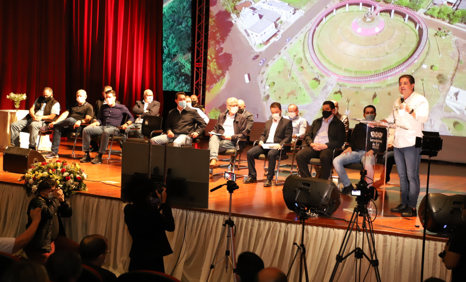 O governador Carlos Massa Ratinho Junior participou, nesta sexta-feira (10), do lançamento da Agro Laranjeiras, nova empresa de desmamados que fará um investimento inicial de R$ 377 milhões no Estado.  Laranjeiras do Sul, 10/09/2021  -  Foto: Ari Dias/AEN