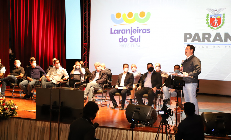 O governador Carlos Massa Ratinho Junior participou, nesta sexta-feira (10), do lançamento da Agro Laranjeiras, nova empresa de desmamados que fará um investimento inicial de R$ 377 milhões no Estado.  Laranjeiras do Sul, 10/09/2021  -  Foto: Ari Dias/AEN