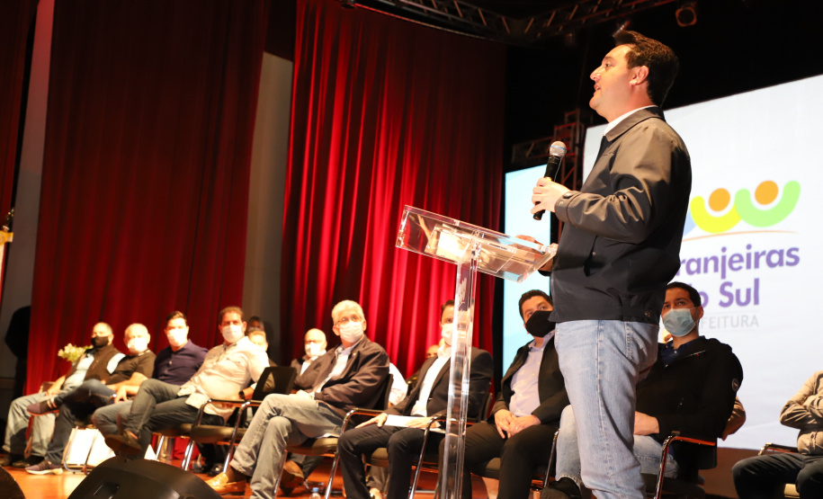 O governador Carlos Massa Ratinho Junior participou, nesta sexta-feira (10), do lançamento da Agro Laranjeiras, nova empresa de desmamados que fará um investimento inicial de R$ 377 milhões no Estado.  Laranjeiras do Sul, 10/09/2021  -  Foto: Ari Dias/AEN