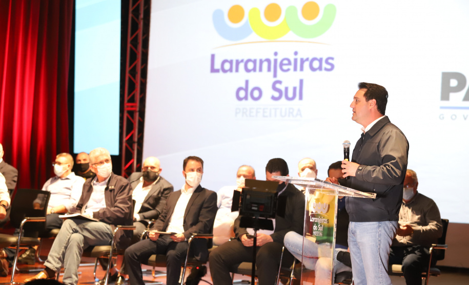 O governador Carlos Massa Ratinho Junior participou, nesta sexta-feira (10), do lançamento da Agro Laranjeiras, nova empresa de desmamados que fará um investimento inicial de R$ 377 milhões no Estado.  Laranjeiras do Sul, 10/09/2021  -  Foto: Ari Dias/AEN