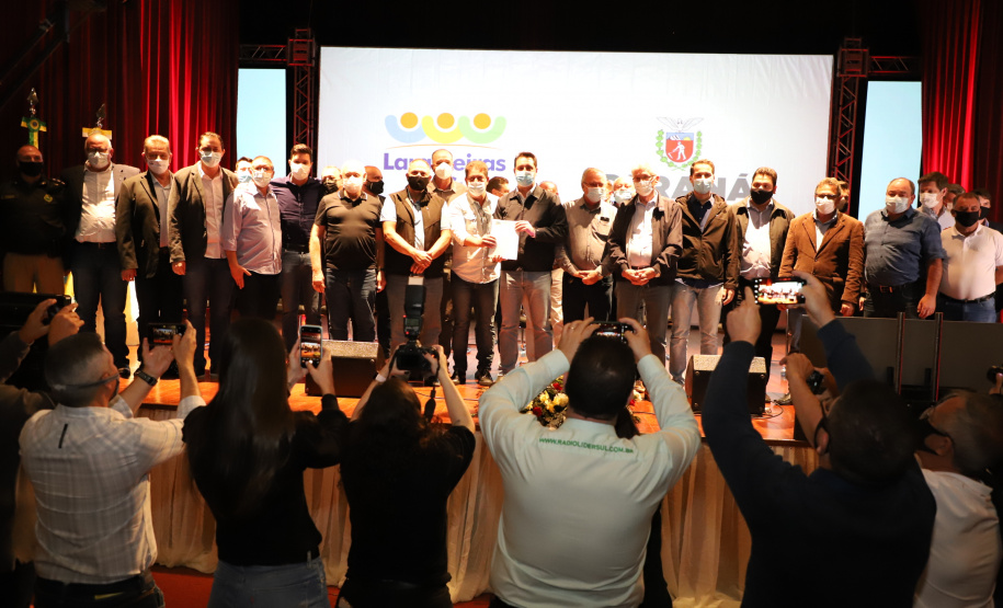 O governador Carlos Massa Ratinho Junior participou, nesta sexta-feira (10), do lançamento da Agro Laranjeiras, nova empresa de desmamados que fará um investimento inicial de R$ 377 milhões no Estado.  Laranjeiras do Sul, 10/09/2021  -  Foto: Ari Dias/AEN