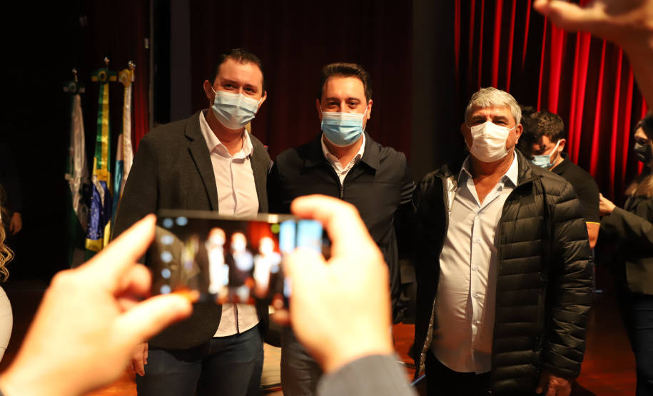 O governador Carlos Massa Ratinho Junior participou, nesta sexta-feira (10), do lançamento da Agro Laranjeiras, nova empresa de desmamados que fará um investimento inicial de R$ 377 milhões no Estado.  Laranjeiras do Sul, 10/09/2021  -  Foto: Ari Dias/AEN