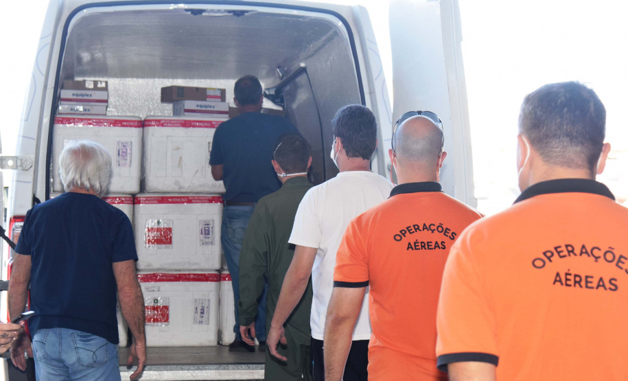 A Secretaria de Estado da Saúde (Sesa) iniciou na tarde desta sexta-feira (10) a distribuição de mais 376.180 vacinas contra a Covid-19 para as 22 Regionais de Saúde do Paraná. São 331.110 imunizantes da Pfizer/BioNTech e 45.070 doses da CoronaVac/Butantan. Há 262.640 vacinas destinadas à segunda dose (D2) e 113.540 para a primeira aplicação (D1).Foto: Américo Antonio/SESA