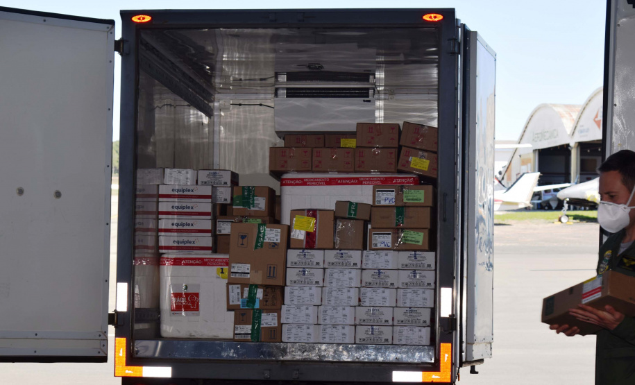 A Secretaria de Estado da Saúde (Sesa) iniciou na tarde desta sexta-feira (10) a distribuição de mais 376.180 vacinas contra a Covid-19 para as 22 Regionais de Saúde do Paraná. São 331.110 imunizantes da Pfizer/BioNTech e 45.070 doses da CoronaVac/Butantan. Há 262.640 vacinas destinadas à segunda dose (D2) e 113.540 para a primeira aplicação (D1).Foto: Américo Antonio/SESA
