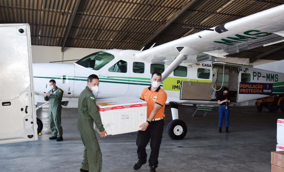 A Secretaria de Estado da Saúde (Sesa) iniciou na tarde desta sexta-feira (10) a distribuição de mais 376.180 vacinas contra a Covid-19 para as 22 Regionais de Saúde do Paraná. São 331.110 imunizantes da Pfizer/BioNTech e 45.070 doses da CoronaVac/Butantan. Há 262.640 vacinas destinadas à segunda dose (D2) e 113.540 para a primeira aplicação (D1).Foto: Américo Antonio/SESA