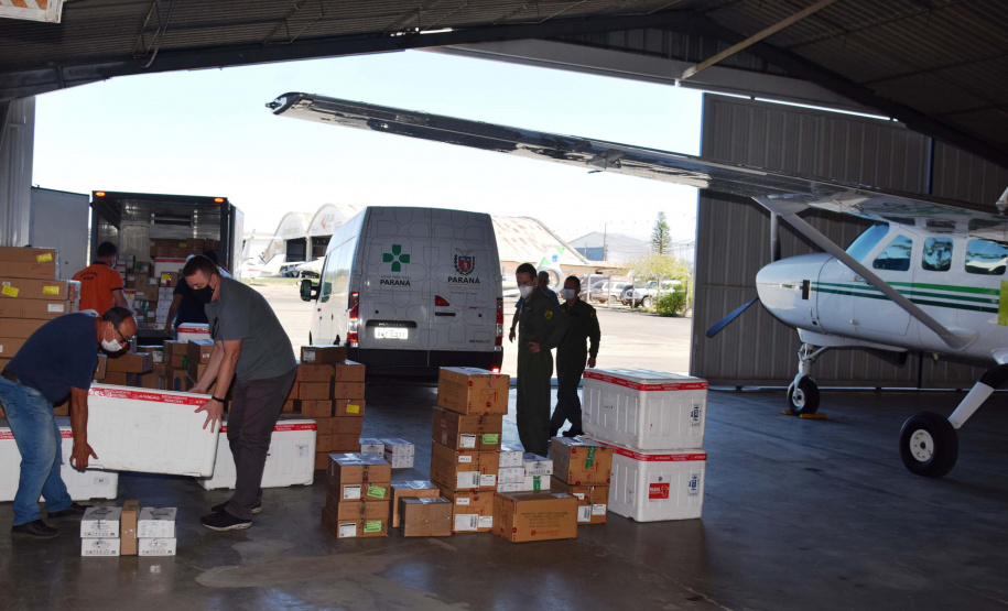 A Secretaria de Estado da Saúde (Sesa) iniciou na tarde desta sexta-feira (10) a distribuição de mais 376.180 vacinas contra a Covid-19 para as 22 Regionais de Saúde do Paraná. São 331.110 imunizantes da Pfizer/BioNTech e 45.070 doses da CoronaVac/Butantan. Há 262.640 vacinas destinadas à segunda dose (D2) e 113.540 para a primeira aplicação (D1).Foto: Américo Antonio/SESA