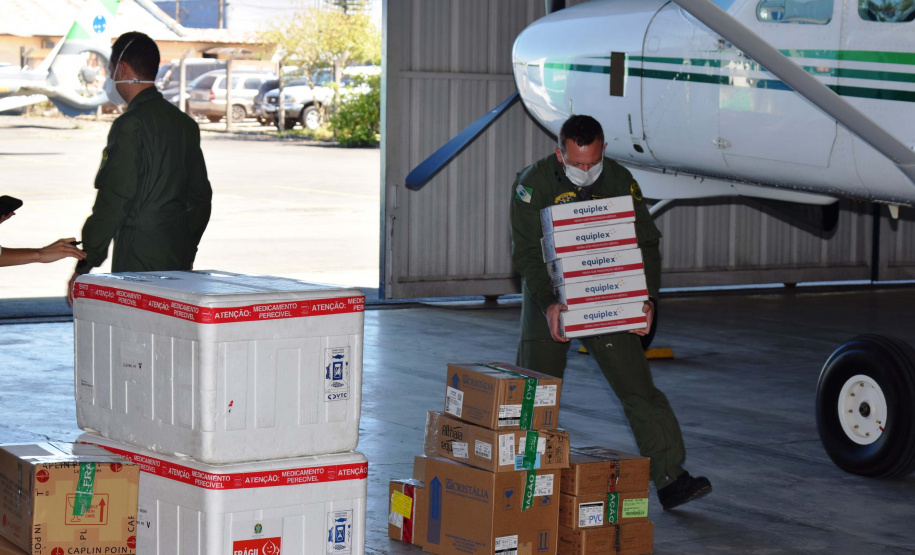 A Secretaria de Estado da Saúde (Sesa) iniciou na tarde desta sexta-feira (10) a distribuição de mais 376.180 vacinas contra a Covid-19 para as 22 Regionais de Saúde do Paraná. São 331.110 imunizantes da Pfizer/BioNTech e 45.070 doses da CoronaVac/Butantan. Há 262.640 vacinas destinadas à segunda dose (D2) e 113.540 para a primeira aplicação (D1).Foto: Américo Antonio/SESA