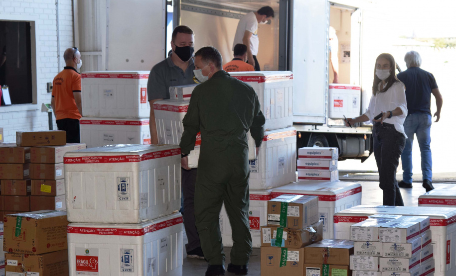 A Secretaria de Estado da Saúde (Sesa) iniciou na tarde desta sexta-feira (10) a distribuição de mais 376.180 vacinas contra a Covid-19 para as 22 Regionais de Saúde do Paraná. São 331.110 imunizantes da Pfizer/BioNTech e 45.070 doses da CoronaVac/Butantan. Há 262.640 vacinas destinadas à segunda dose (D2) e 113.540 para a primeira aplicação (D1).Foto: Américo Antonio/SESA