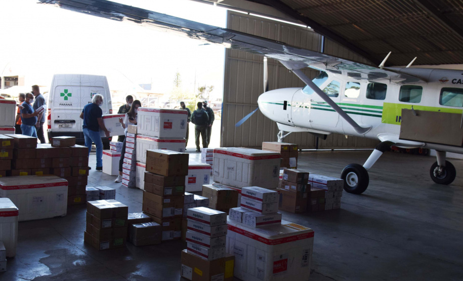 A Secretaria de Estado da Saúde (Sesa) iniciou na tarde desta sexta-feira (10) a distribuição de mais 376.180 vacinas contra a Covid-19 para as 22 Regionais de Saúde do Paraná. São 331.110 imunizantes da Pfizer/BioNTech e 45.070 doses da CoronaVac/Butantan. Há 262.640 vacinas destinadas à segunda dose (D2) e 113.540 para a primeira aplicação (D1).Foto: Américo Antonio/SESA