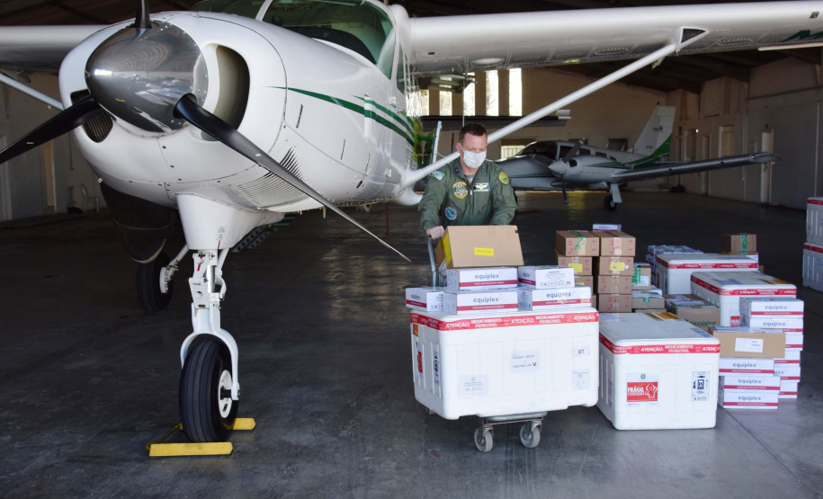 A Secretaria de Estado da Saúde (Sesa) iniciou na tarde desta sexta-feira (10) a distribuição de mais 376.180 vacinas contra a Covid-19 para as 22 Regionais de Saúde do Paraná. São 331.110 imunizantes da Pfizer/BioNTech e 45.070 doses da CoronaVac/Butantan. Há 262.640 vacinas destinadas à segunda dose (D2) e 113.540 para a primeira aplicação (D1).Foto: Américo Antonio/SESA