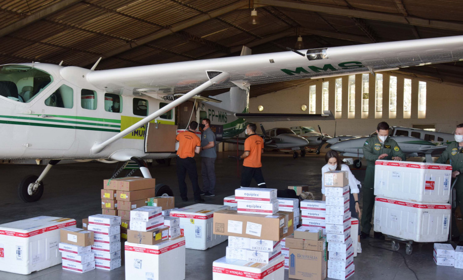 A Secretaria de Estado da Saúde (Sesa) iniciou na tarde desta sexta-feira (10) a distribuição de mais 376.180 vacinas contra a Covid-19 para as 22 Regionais de Saúde do Paraná. São 331.110 imunizantes da Pfizer/BioNTech e 45.070 doses da CoronaVac/Butantan. Há 262.640 vacinas destinadas à segunda dose (D2) e 113.540 para a primeira aplicação (D1).Foto: Américo Antonio/SESA