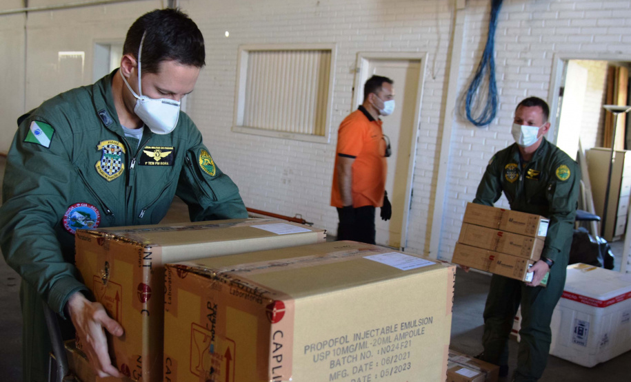 A Secretaria de Estado da Saúde (Sesa) iniciou na tarde desta sexta-feira (10) a distribuição de mais 376.180 vacinas contra a Covid-19 para as 22 Regionais de Saúde do Paraná. São 331.110 imunizantes da Pfizer/BioNTech e 45.070 doses da CoronaVac/Butantan. Há 262.640 vacinas destinadas à segunda dose (D2) e 113.540 para a primeira aplicação (D1).Foto: Américo Antonio/SESA