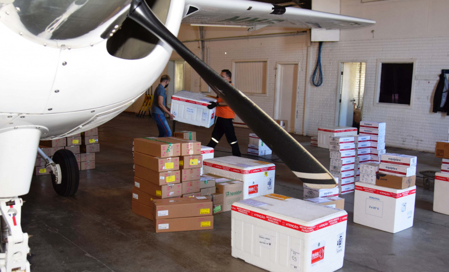 A Secretaria de Estado da Saúde (Sesa) iniciou na tarde desta sexta-feira (10) a distribuição de mais 376.180 vacinas contra a Covid-19 para as 22 Regionais de Saúde do Paraná. São 331.110 imunizantes da Pfizer/BioNTech e 45.070 doses da CoronaVac/Butantan. Há 262.640 vacinas destinadas à segunda dose (D2) e 113.540 para a primeira aplicação (D1).Foto: Américo Antonio/SESA