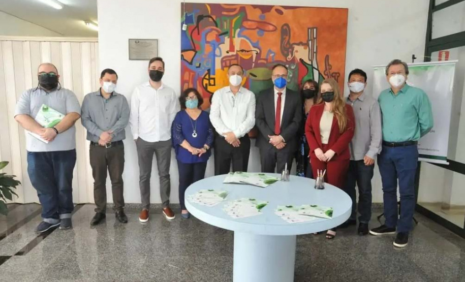 A Universidade Estadual de Londrina (UEL) oficializou nesta sexta-feira (10) um contrato de licenciamento de tecnologia com a Indusbello Company, de Londrina, para produção e comercialização de três réguas específicas para auxiliar cirurgiões dentistas no trabalho de recuperação de dentes. Foto: UEL