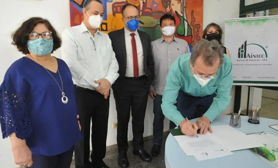 A Universidade Estadual de Londrina (UEL) oficializou nesta sexta-feira (10) um contrato de licenciamento de tecnologia com a Indusbello Company, de Londrina, para produção e comercialização de três réguas específicas para auxiliar cirurgiões dentistas no trabalho de recuperação de dentes. Foto: UEL