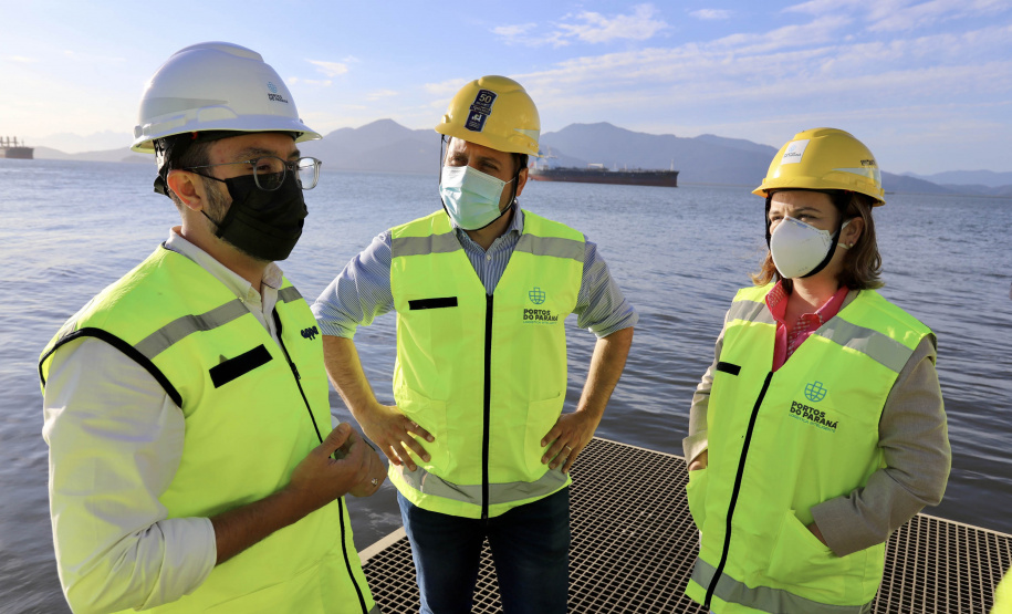As obras e projetos em desenvolvimento nos portos do Paraná foram apresentados, nesta sexta-feira (10), para representantes da Agência Nacional de Transportes Terrestres (ANTT) e ministérios da Infraestrutura (Minfra) e Economia. A comitiva nacional visitou a sede administrativa da administração dos portos de Paranaguá e Antonina com o Grupo de Trabalho do Plano Estadual Ferroviário (GT Ferrovias).  -  Paranaguá, 10/09/2021  -  Foto: Claudio Neves/Portos do Paraná