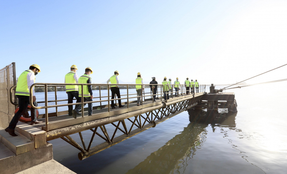 As obras e projetos em desenvolvimento nos portos do Paraná foram apresentados, nesta sexta-feira (10), para representantes da Agência Nacional de Transportes Terrestres (ANTT) e ministérios da Infraestrutura (Minfra) e Economia. A comitiva nacional visitou a sede administrativa da administração dos portos de Paranaguá e Antonina com o Grupo de Trabalho do Plano Estadual Ferroviário (GT Ferrovias).  -  Paranaguá, 10/09/2021  -  Foto: Claudio Neves/Portos do Paraná