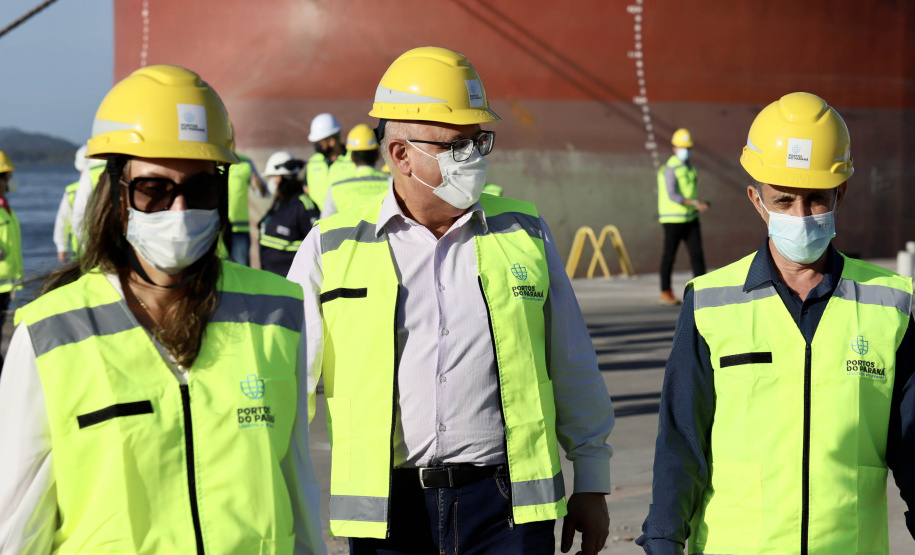 As obras e projetos em desenvolvimento nos portos do Paraná foram apresentados, nesta sexta-feira (10), para representantes da Agência Nacional de Transportes Terrestres (ANTT) e ministérios da Infraestrutura (Minfra) e Economia. A comitiva nacional visitou a sede administrativa da administração dos portos de Paranaguá e Antonina com o Grupo de Trabalho do Plano Estadual Ferroviário (GT Ferrovias).  -  Paranaguá, 10/09/2021  -  Foto: Claudio Neves/Portos do Paraná