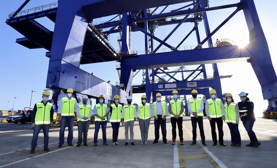 As obras e projetos em desenvolvimento nos portos do Paraná foram apresentados, nesta sexta-feira (10), para representantes da Agência Nacional de Transportes Terrestres (ANTT) e ministérios da Infraestrutura (Minfra) e Economia. A comitiva nacional visitou a sede administrativa da administração dos portos de Paranaguá e Antonina com o Grupo de Trabalho do Plano Estadual Ferroviário (GT Ferrovias).  -  Paranaguá, 10/09/2021  -  Foto: Claudio Neves/Portos do Paraná