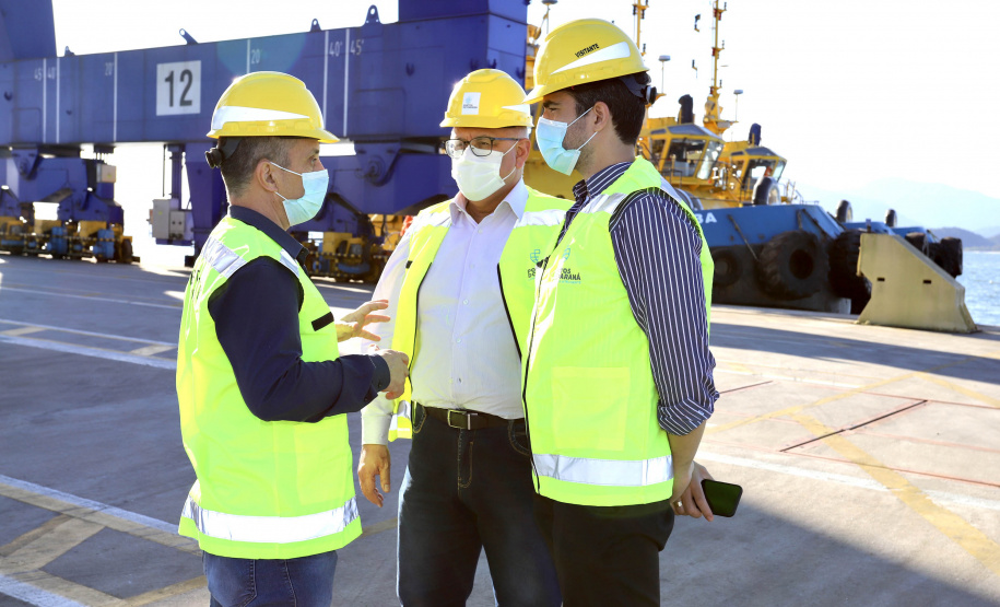 As obras e projetos em desenvolvimento nos portos do Paraná foram apresentados, nesta sexta-feira (10), para representantes da Agência Nacional de Transportes Terrestres (ANTT) e ministérios da Infraestrutura (Minfra) e Economia. A comitiva nacional visitou a sede administrativa da administração dos portos de Paranaguá e Antonina com o Grupo de Trabalho do Plano Estadual Ferroviário (GT Ferrovias).  -  Paranaguá, 10/09/2021  -  Foto: Claudio Neves/Portos do Paraná
